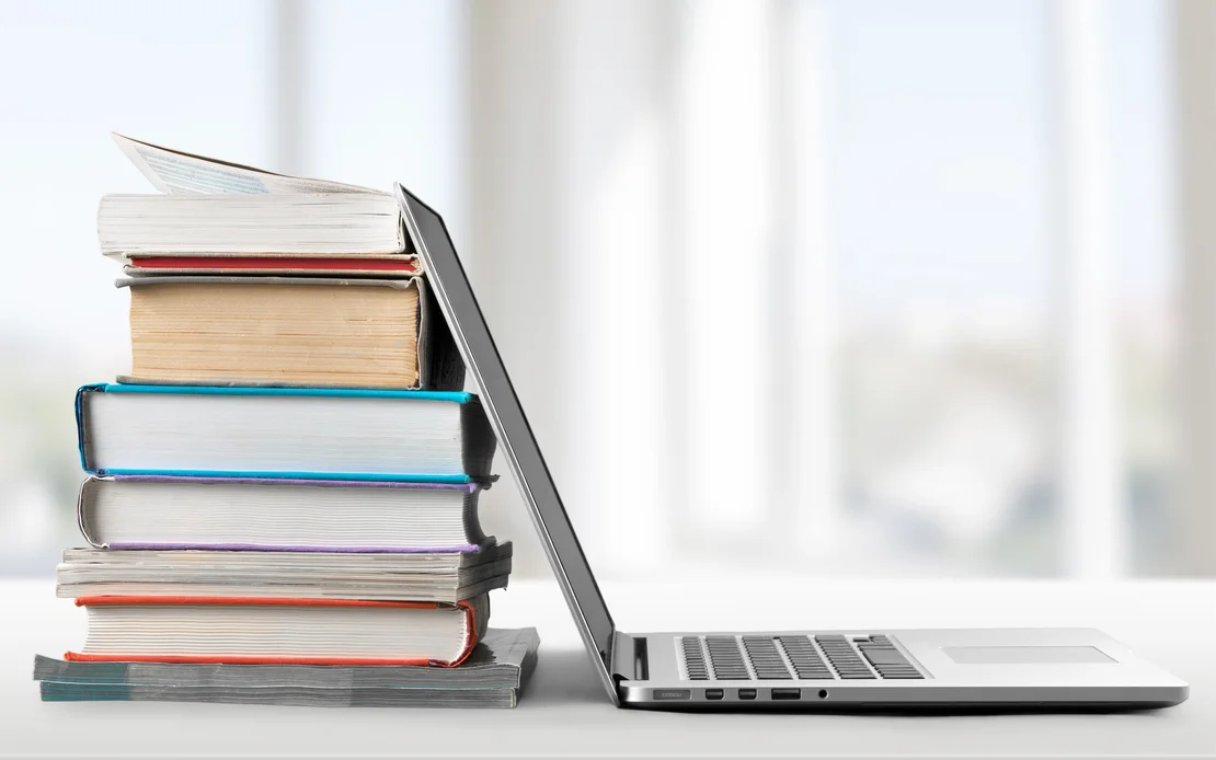 Laptop und Bücher