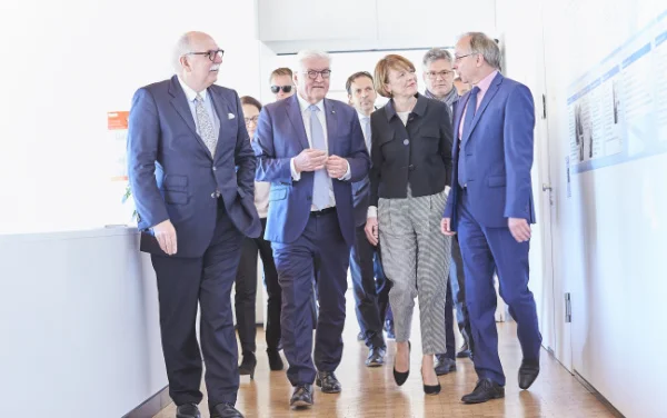 Bundespräsident Frank-Walter Steinmeier mit Matthias Kleiner, Elke Büdenbender und Josef Schrader.