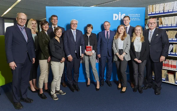 Marcus Hasselhorn (Sprecher des Forschungsverbundes Bildungspotenziale), Marlis Schneider, Diana Treviño-Eberhard, Peter Brandt, Ina Elisabeth Rüber, Bundespräsident Frank-Walter Steinmeier, Elke Büdenbender, Josef Schrader (Direktor des DIE), Ewelina Mania, Fabian Rüter, Julia Sophia Granderath, Matthias Kleiner (Präsident der Leibniz-Gemeinschaft)