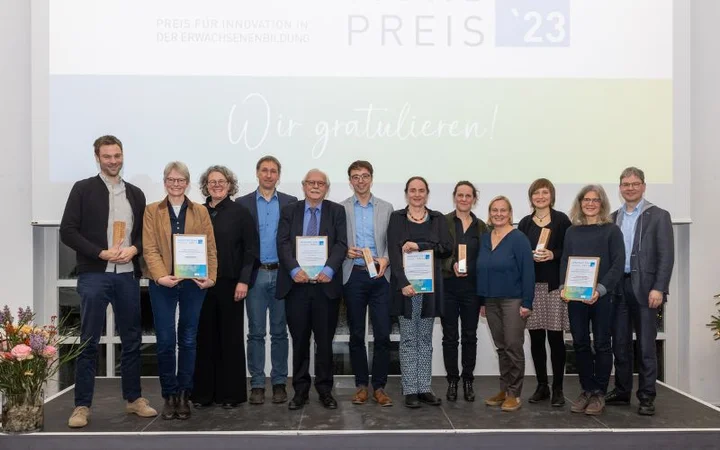 Verleihung des „Preises für Innovation für Erwachsenenbildung 2023“ des DIE: glückliche Preisträgerinnen und Preisträger gemeinsam mit den Mitgliedern der externen Jury bei der feierlichen Preisverleihung am 4. Dezember 2023 in Bonn. Foto: DIE/Seifen