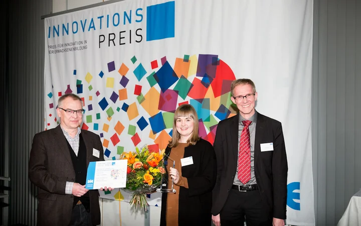 Michael Lüdtke und Johanna Lambertz (ARBEIT UND LEBEN), Laudator und Jurymitglied Dr. Lutz Goertz (mmb Institut GmbH) (v.l.n.r.).
