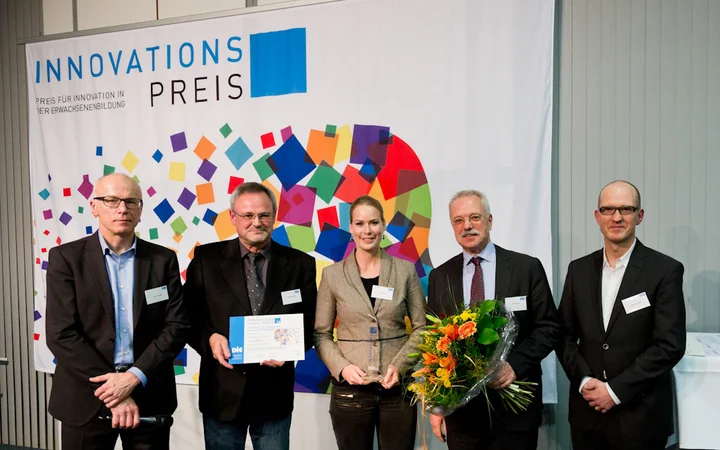 Laudator und Jurymitglied Dr. Jochen Robes, Prof. Dr. Jürgen Handke (Universität Marburg), Linda Wulff (FH Lübeck), Prof. Dr. Rolf Granow (FH Lübeck) sowie Laudator und Jurymitglied Jun.-Prof. Dr. Matthias Rohs (v.l.n.r.).