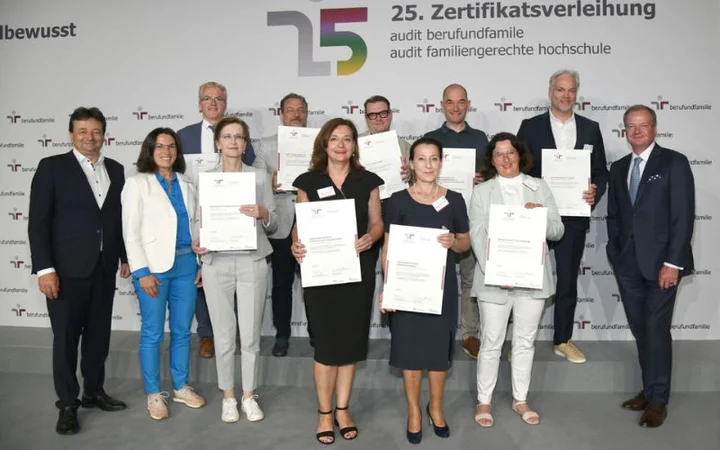 Urkundenübergabe an die ausgezeichneten Organisationen