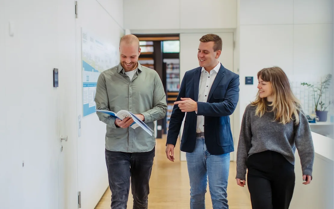 Mitarbeitende der Nachwuchsgruppen im Gespräch