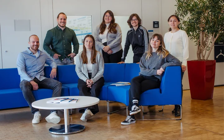 Gruppe Promovierender in der DIE-Bibliothek