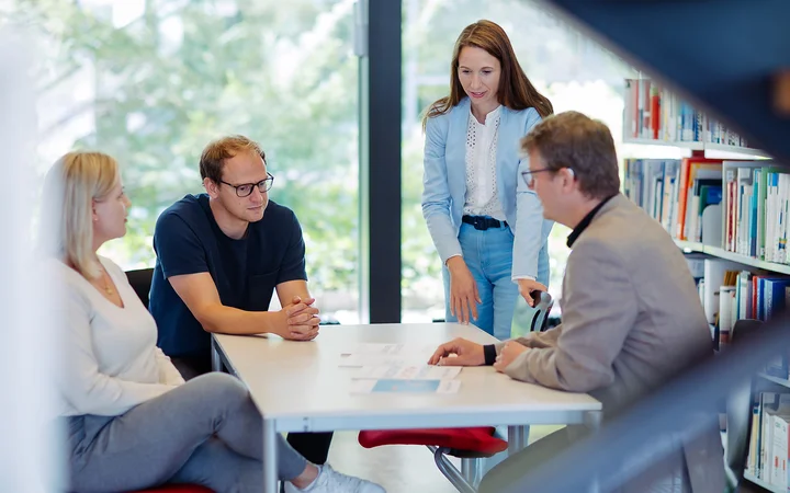 Zwei Mitarbeiterinnen sprechen über eine Publikation des DIE