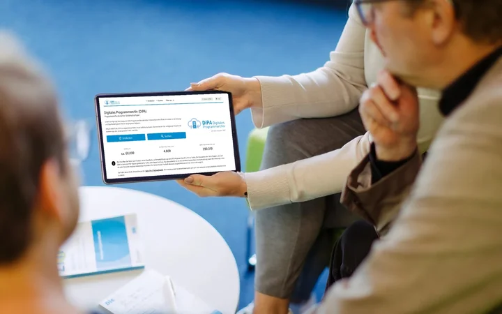 Digitale Inhalte auf einem Ipad für eine Besprechung